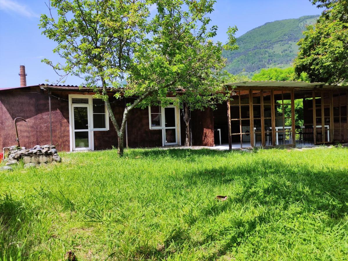 V Gostiakh U Maii Hotel Gagra Exterior foto